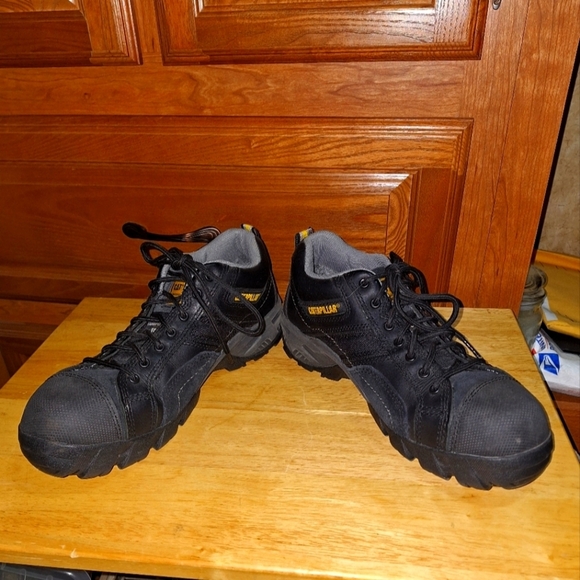 Caterpillar Men's Black Safety Toe Work Shoes In A Size 9.5 Wide Width. EUC - Picture 1 of 13